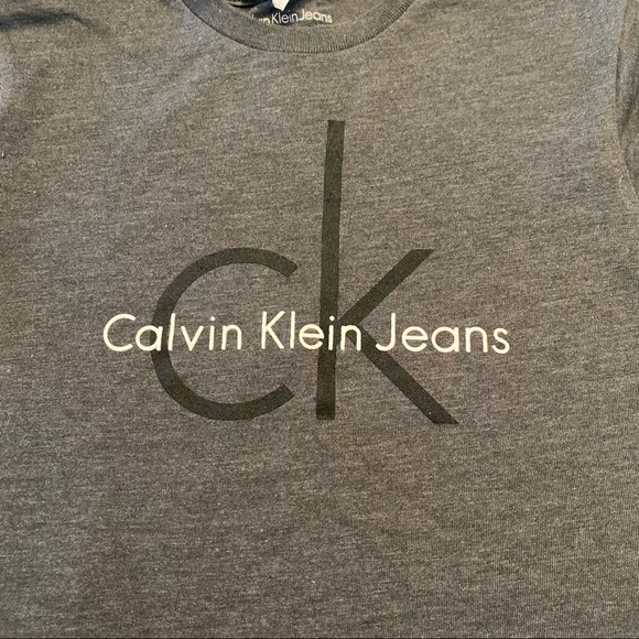 CALVIN KLEIN T-Shirt Kids Gray Size 5 NWT - Picture 2 of 4